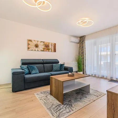 Luxury Landing Complex Qualis